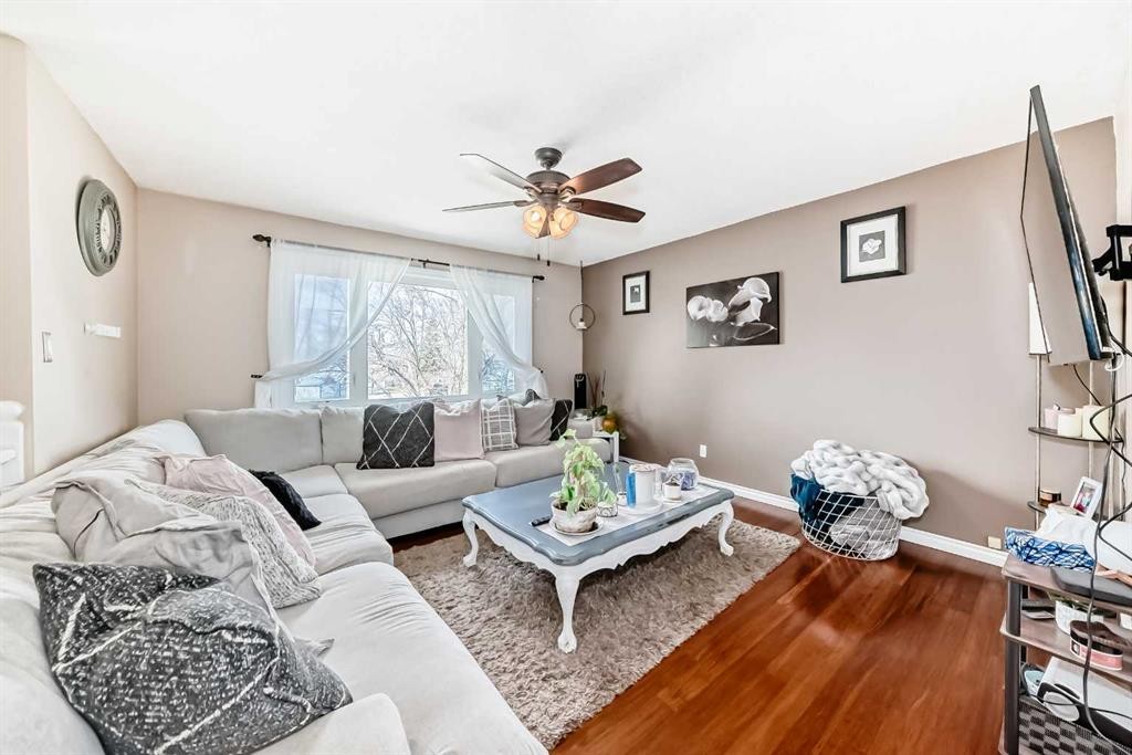 3 Shannon Close, Olds, AB - Indoor Photo Showing Living Room