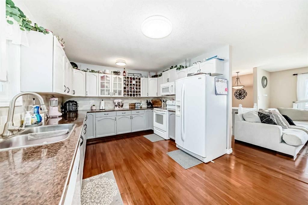 3 Shannon Close, Olds, AB - Indoor Photo Showing Kitchen With Double Sink