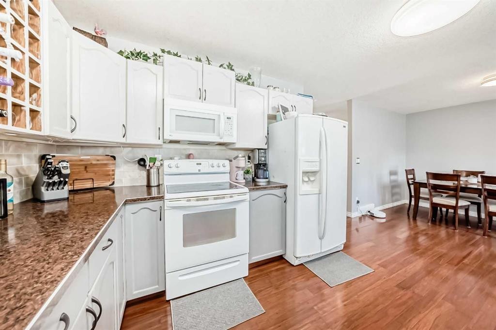 3 Shannon Close, Olds, AB - Indoor Photo Showing Kitchen