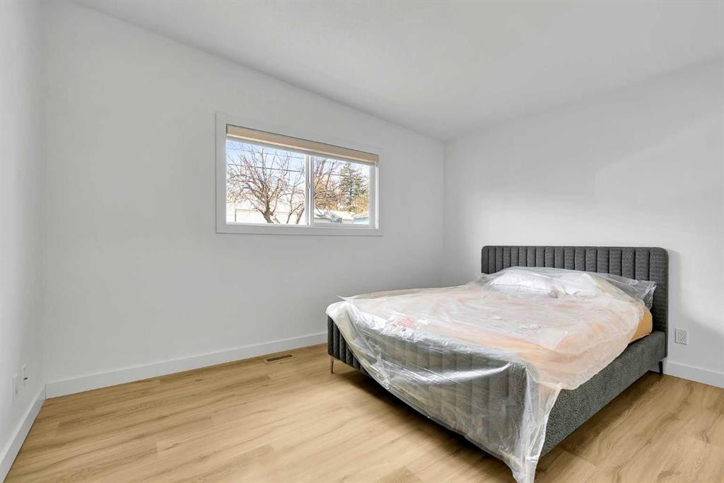 5023 North Haven Drive Nw, Calgary, AB - Indoor Photo Showing Bedroom
