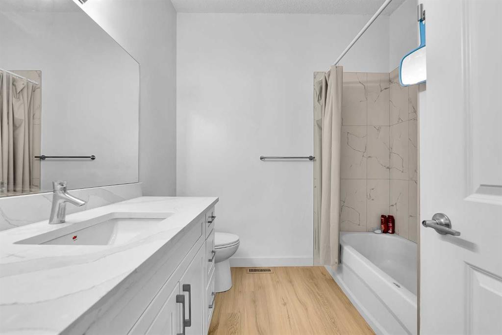 5023 North Haven Drive Nw, Calgary, AB - Indoor Photo Showing Bathroom