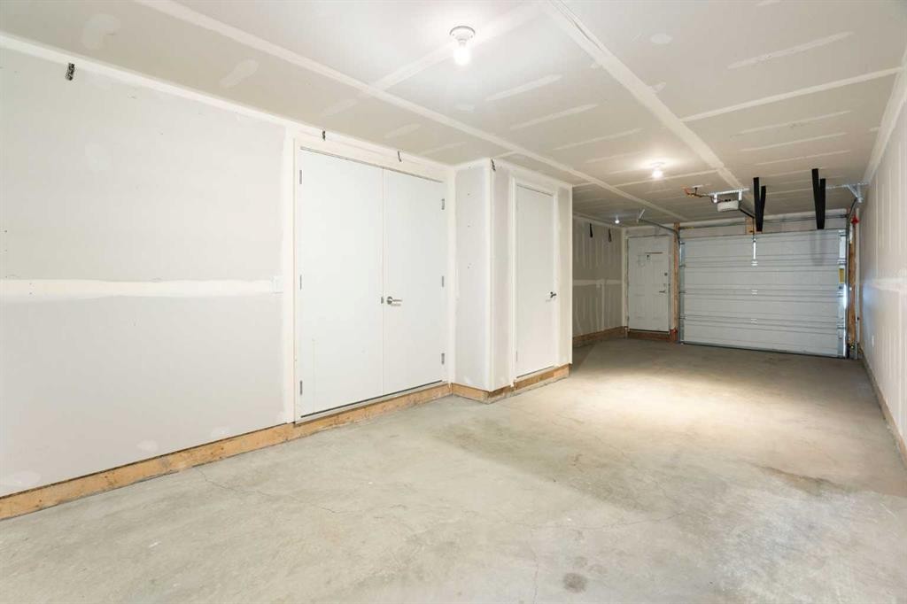 505 Copperstone Manor Se, Calgary, AB - Indoor Photo Showing Garage