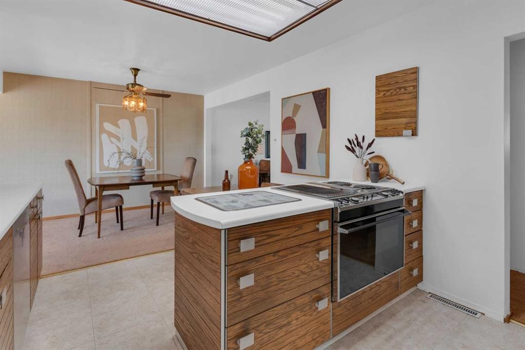 1031 Thorneycroft Drive Nw, Calgary, AB - Indoor Photo Showing Kitchen