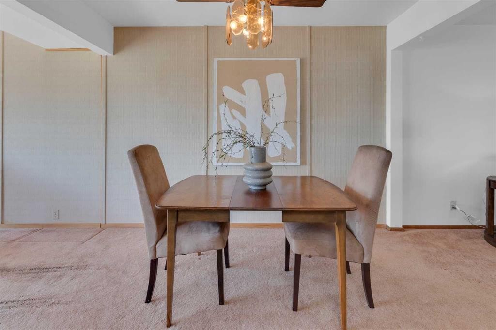 1031 Thorneycroft Drive Nw, Calgary, AB - Indoor Photo Showing Dining Room