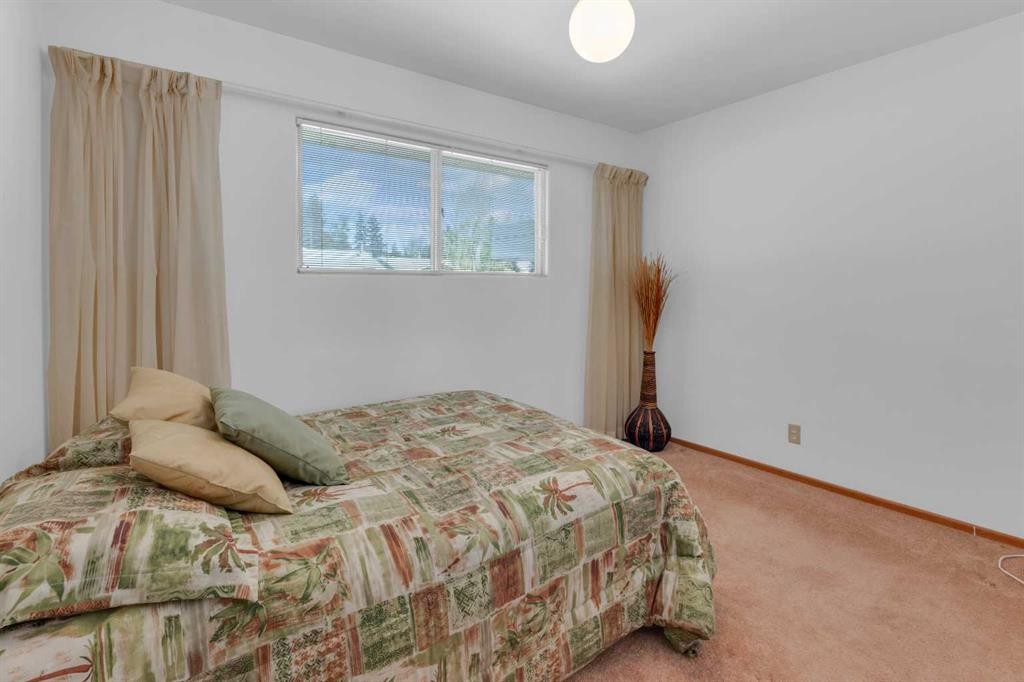1031 Thorneycroft Drive Nw, Calgary, AB - Indoor Photo Showing Bedroom