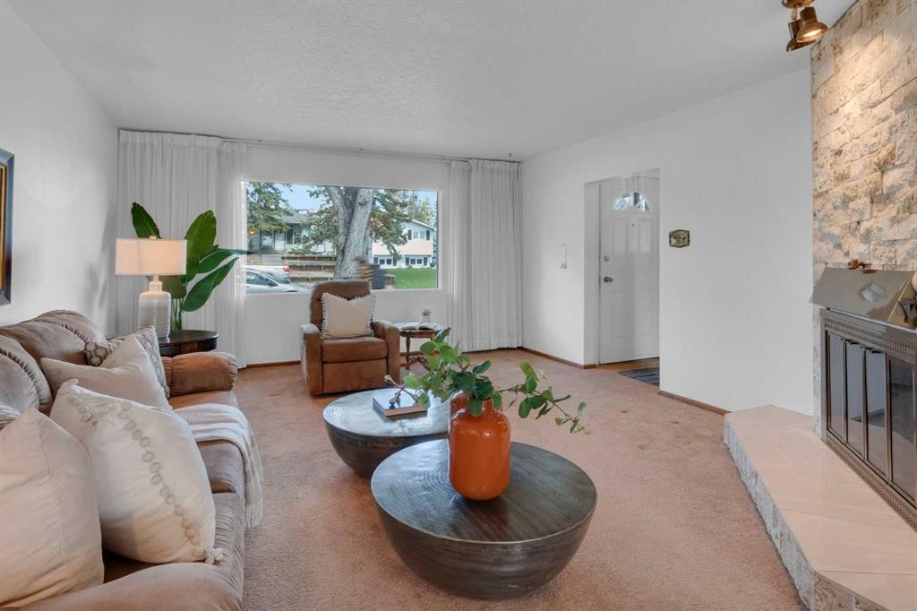 1031 Thorneycroft Drive Nw, Calgary, AB - Indoor Photo Showing Living Room
