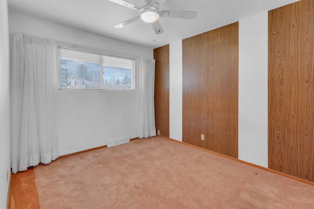 1031 Thorneycroft Drive Nw, Calgary, AB - Indoor Photo Showing Other Room