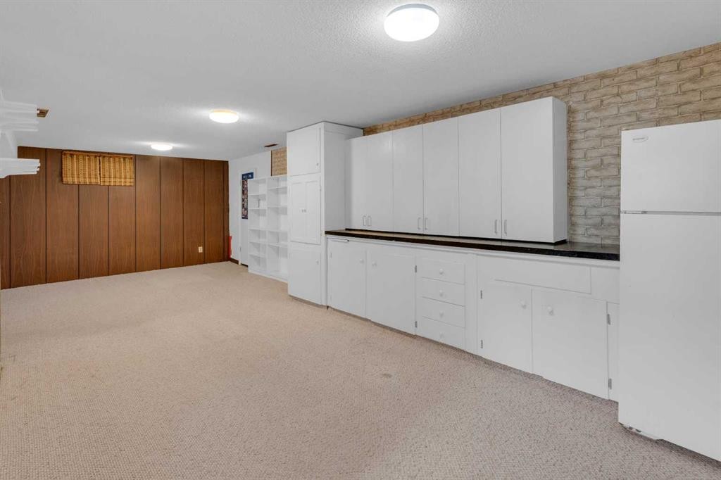 1031 Thorneycroft Drive Nw, Calgary, AB - Indoor Photo Showing Other Room