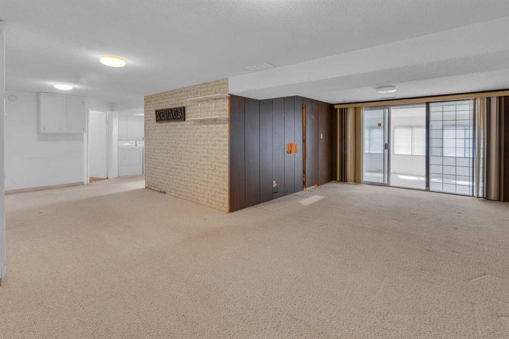 1031 Thorneycroft Drive Nw, Calgary, AB - Indoor Photo Showing Other Room