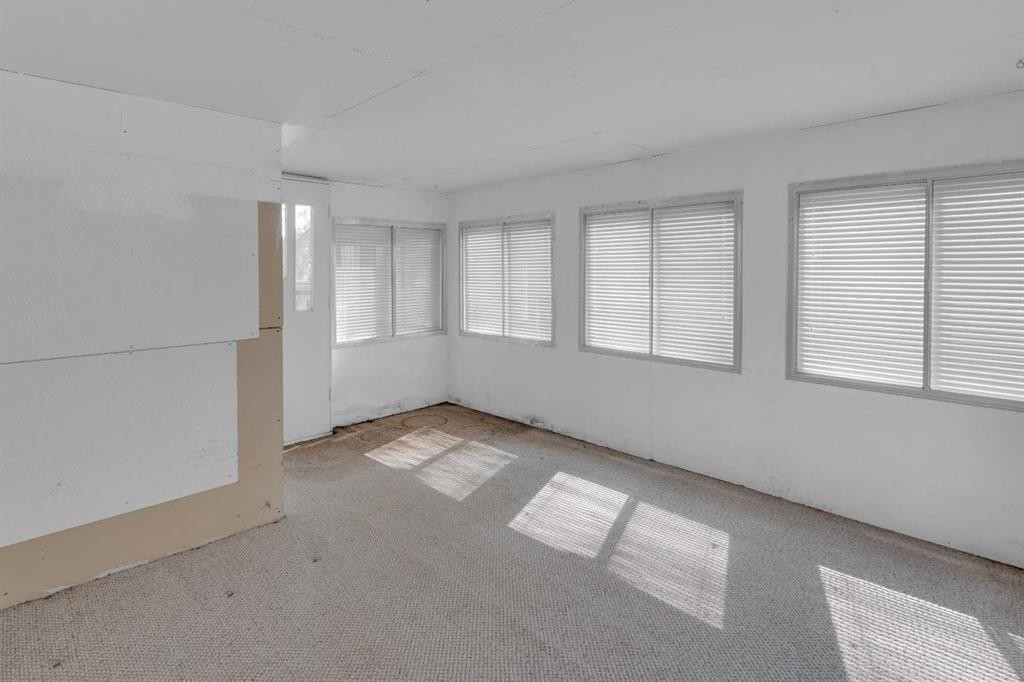1031 Thorneycroft Drive Nw, Calgary, AB - Indoor Photo Showing Other Room