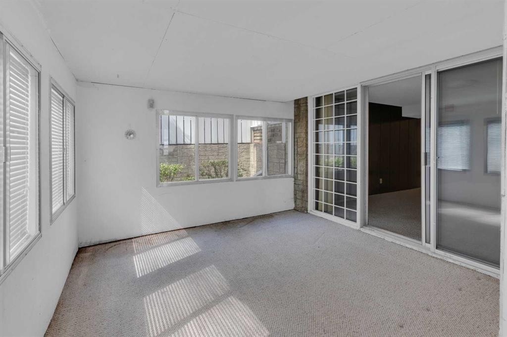 1031 Thorneycroft Drive Nw, Calgary, AB - Indoor Photo Showing Other Room