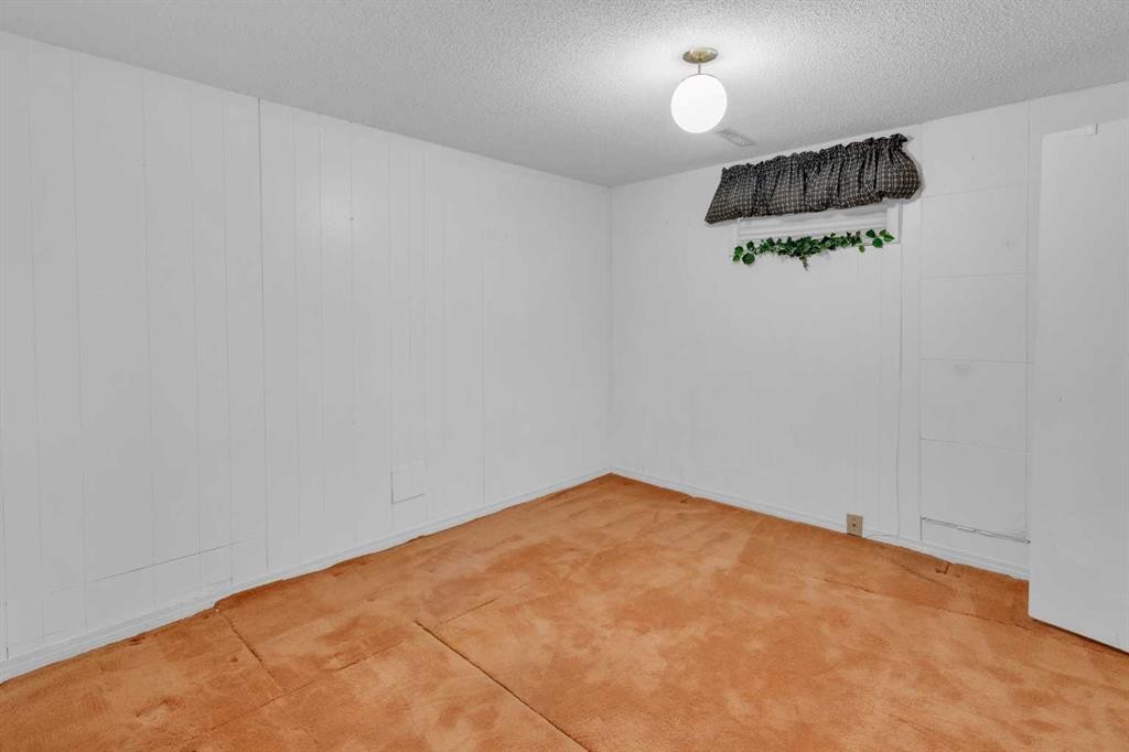 1031 Thorneycroft Drive Nw, Calgary, AB - Indoor Photo Showing Other Room