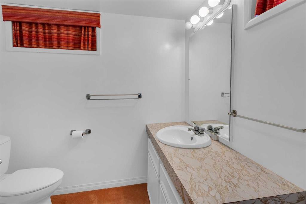 1031 Thorneycroft Drive Nw, Calgary, AB - Indoor Photo Showing Bathroom
