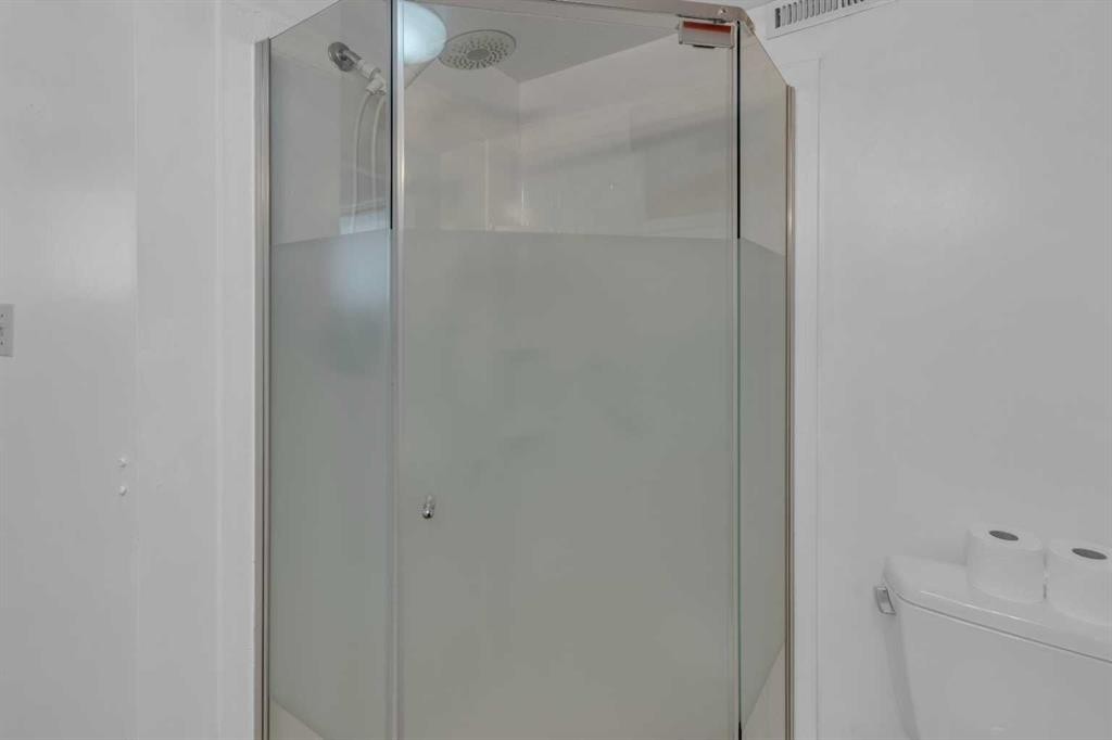 1031 Thorneycroft Drive Nw, Calgary, AB - Indoor Photo Showing Bathroom
