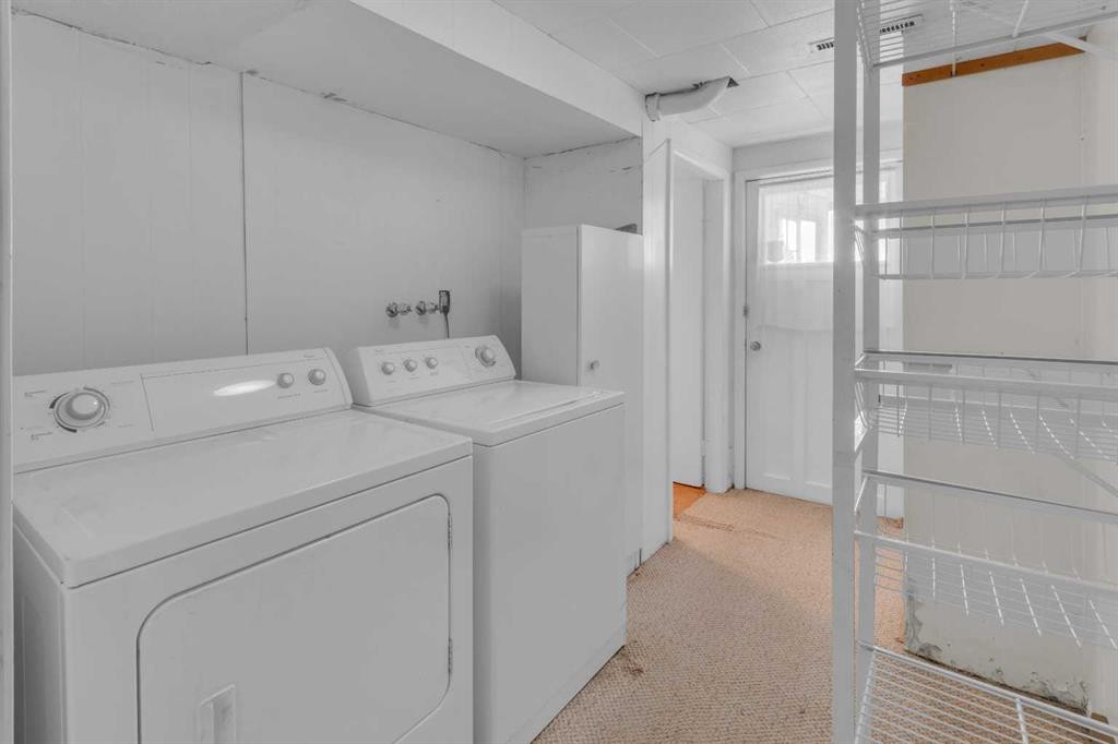 1031 Thorneycroft Drive Nw, Calgary, AB - Indoor Photo Showing Laundry Room