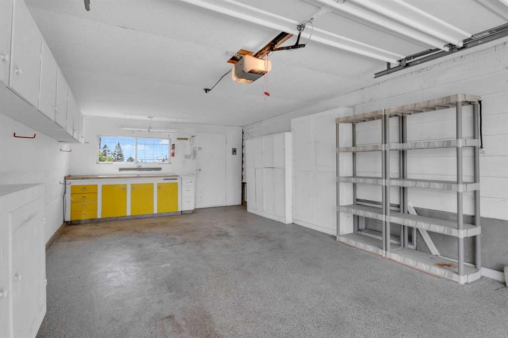 1031 Thorneycroft Drive Nw, Calgary, AB - Indoor Photo Showing Garage