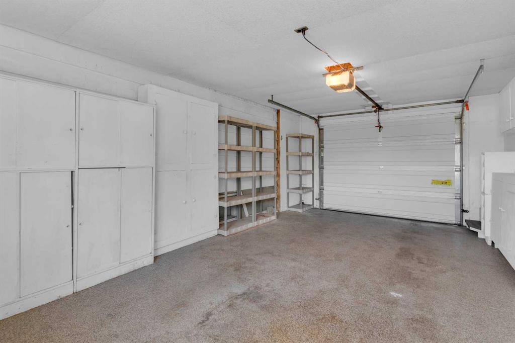 1031 Thorneycroft Drive Nw, Calgary, AB - Indoor Photo Showing Garage