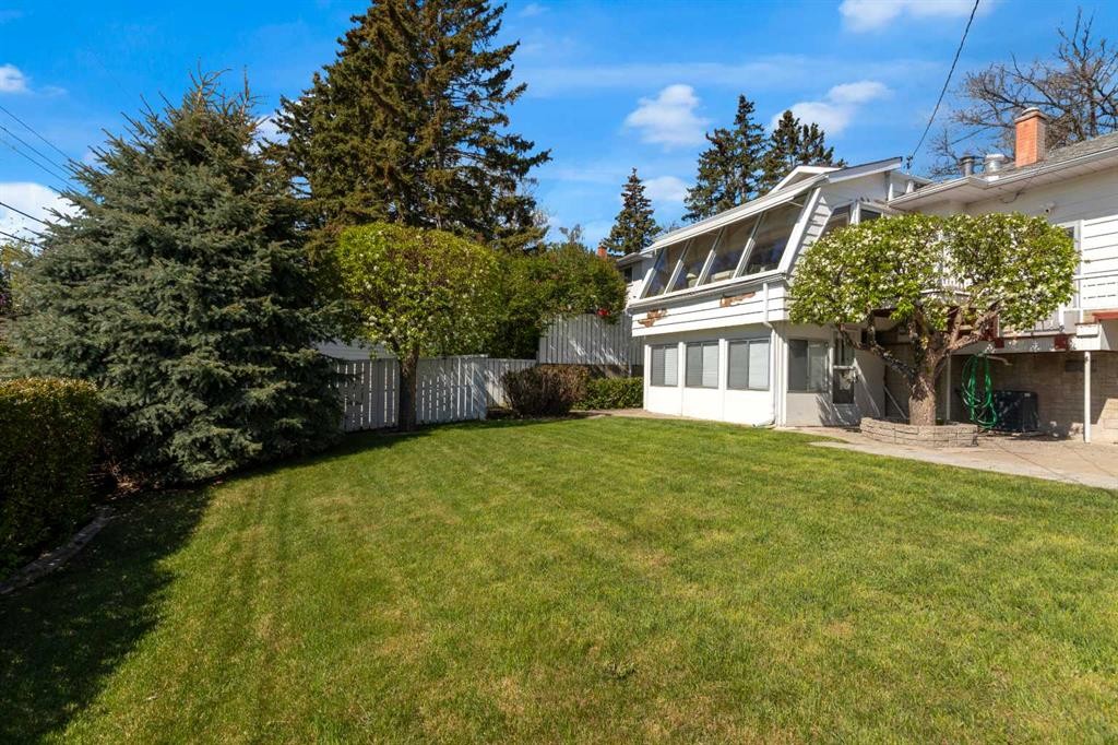 1031 Thorneycroft Drive Nw, Calgary, AB - Outdoor