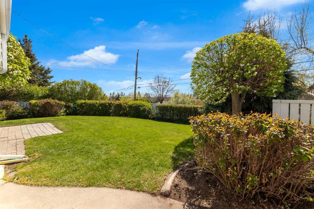 1031 Thorneycroft Drive Nw, Calgary, AB - Outdoor