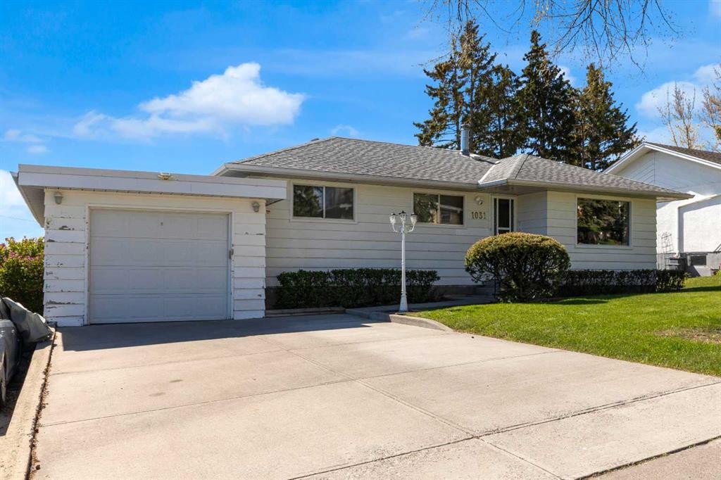 1031 Thorneycroft Drive Nw, Calgary, AB - Outdoor With Facade