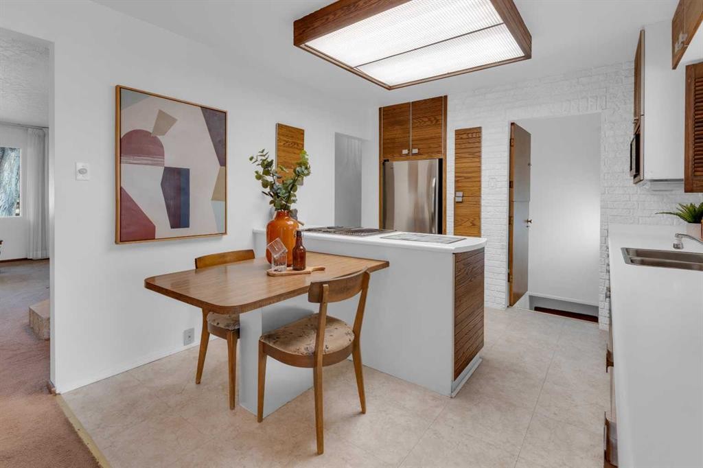 1031 Thorneycroft Drive Nw, Calgary, AB - Indoor Photo Showing Other Room