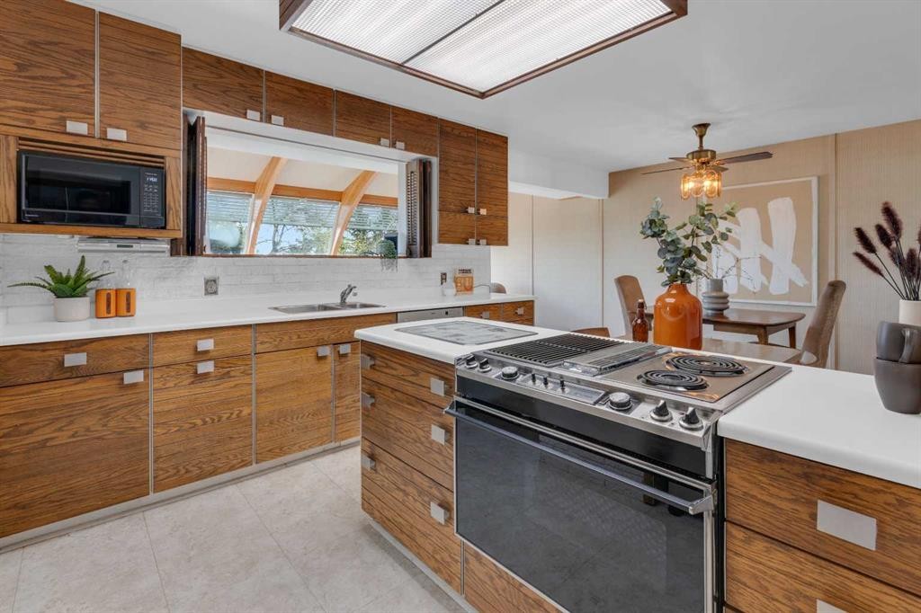 1031 Thorneycroft Drive Nw, Calgary, AB - Indoor Photo Showing Kitchen