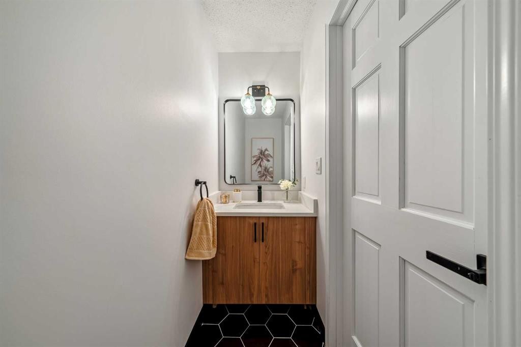 40 Edforth Road Nw, Calgary, AB - Indoor Photo Showing Bathroom