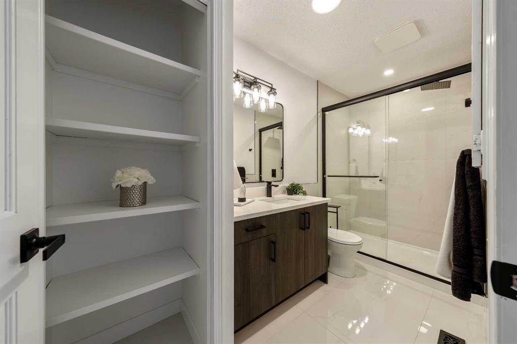 40 Edforth Road Nw, Calgary, AB - Indoor Photo Showing Bathroom