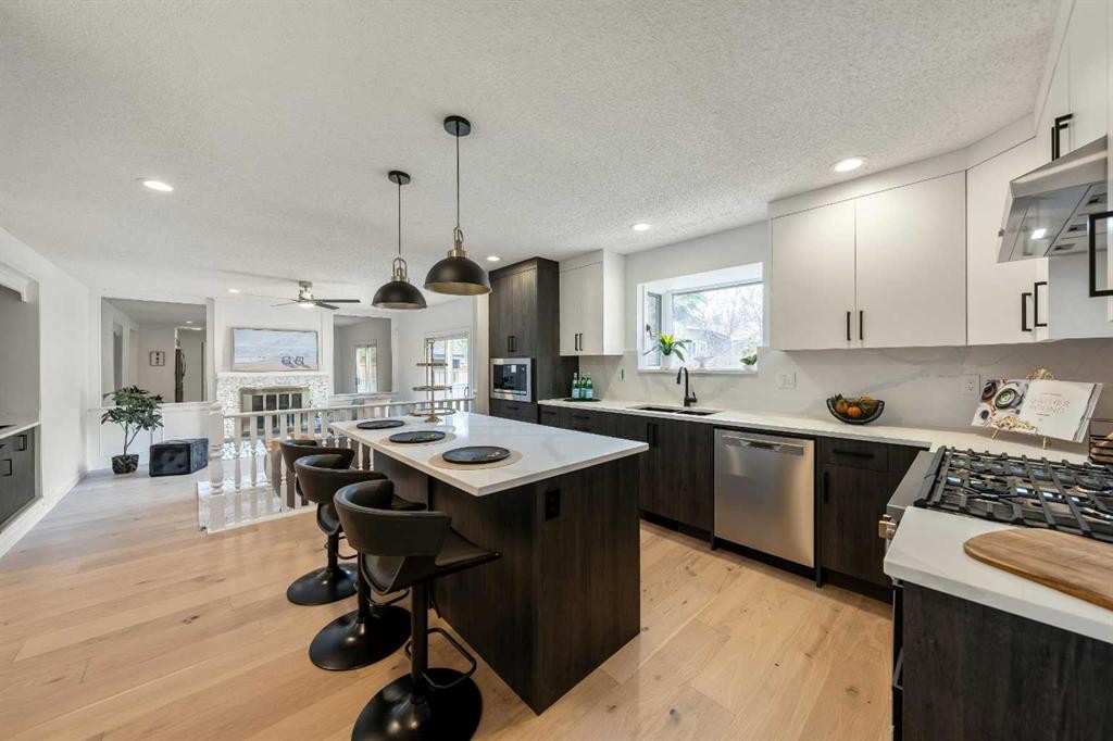 40 Edforth Road Nw, Calgary, AB - Indoor Photo Showing Kitchen With Upgraded Kitchen