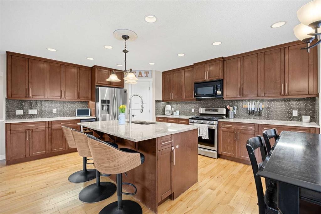 164 West Lakeview Circle, Chestermere, AB - Indoor Photo Showing Kitchen With Upgraded Kitchen