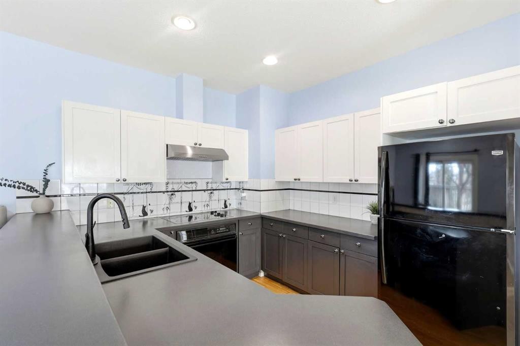 45 Patterson Hill Sw, Calgary, AB - Indoor Photo Showing Kitchen With Double Sink