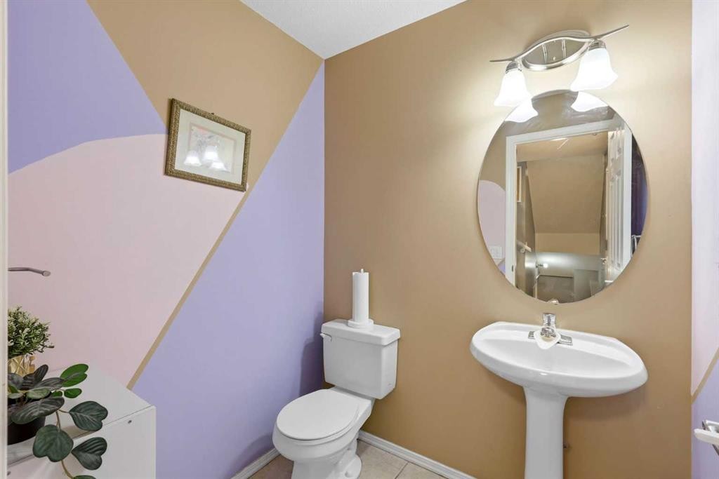 45 Patterson Hill Sw, Calgary, AB - Indoor Photo Showing Bathroom