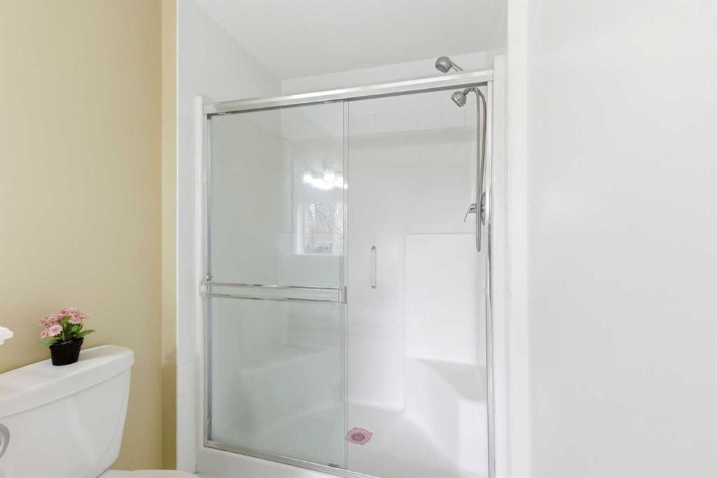 45 Patterson Hill Sw, Calgary, AB - Indoor Photo Showing Bathroom