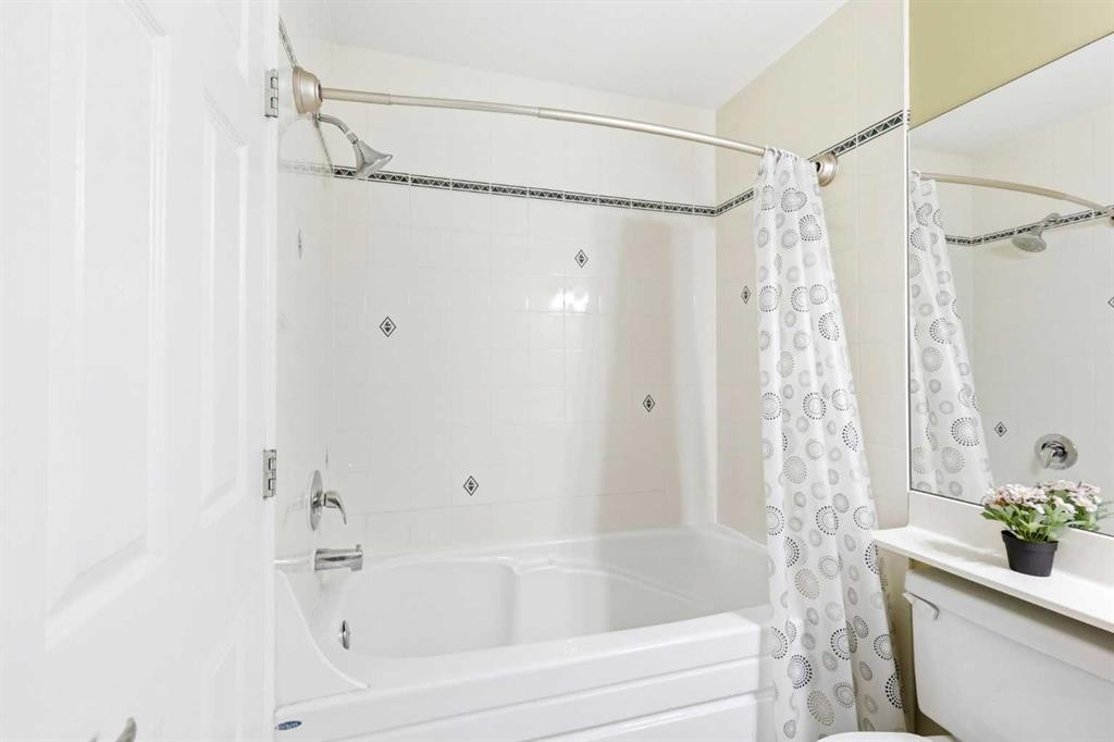 45 Patterson Hill Sw, Calgary, AB - Indoor Photo Showing Bathroom