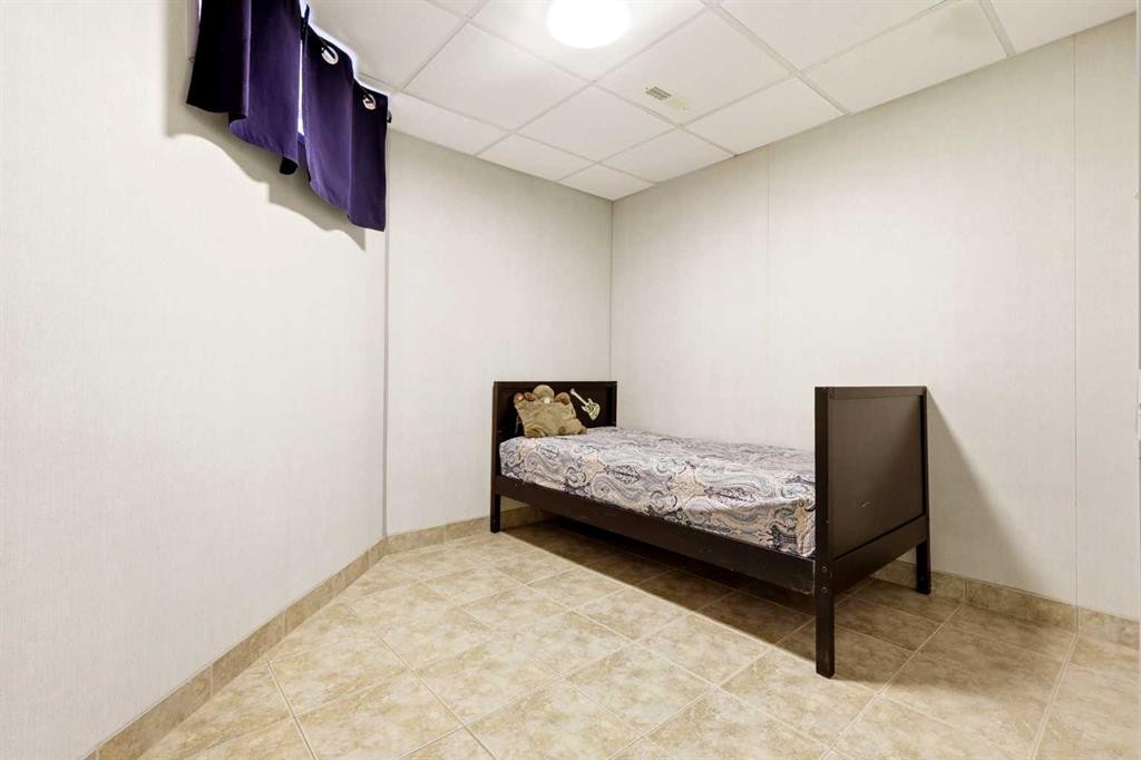 45 Patterson Hill Sw, Calgary, AB - Indoor Photo Showing Bedroom