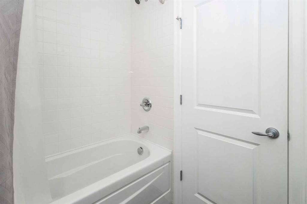 403-117 Copperpond Common Se, Calgary, AB - Indoor Photo Showing Bathroom