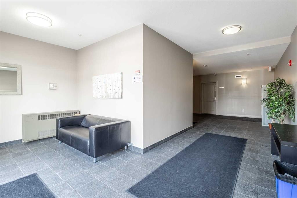 403-117 Copperpond Common Se, Calgary, AB - Indoor Photo Showing Other Room
