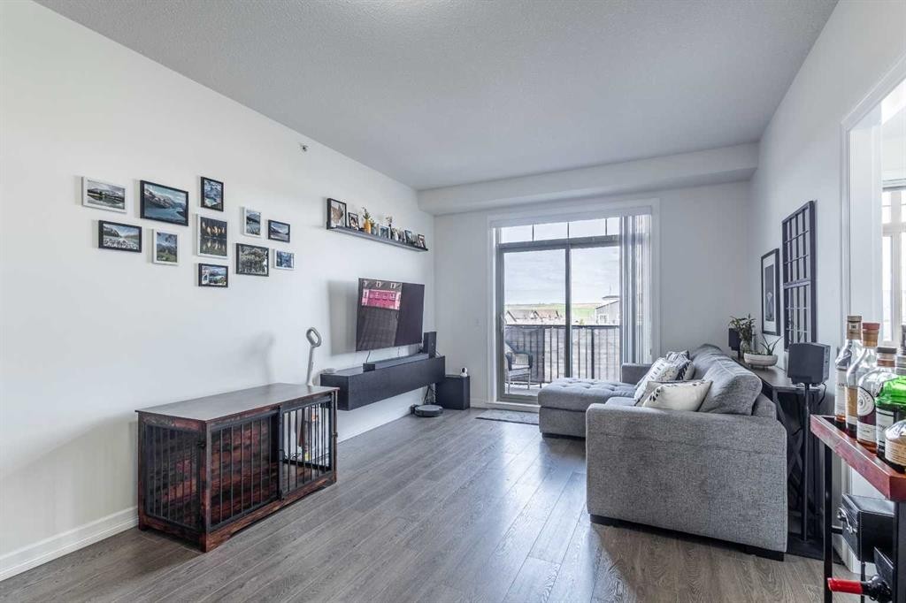 403-117 Copperpond Common Se, Calgary, AB - Indoor Photo Showing Living Room