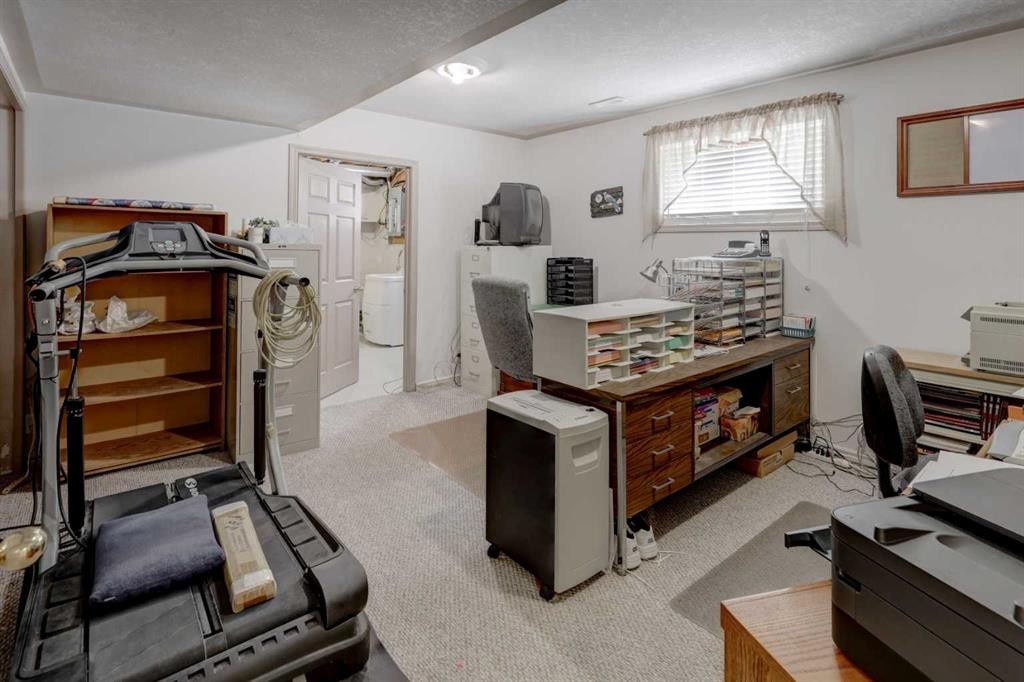 301 9 Street, Beiseker, AB - Indoor Photo Showing Other Room