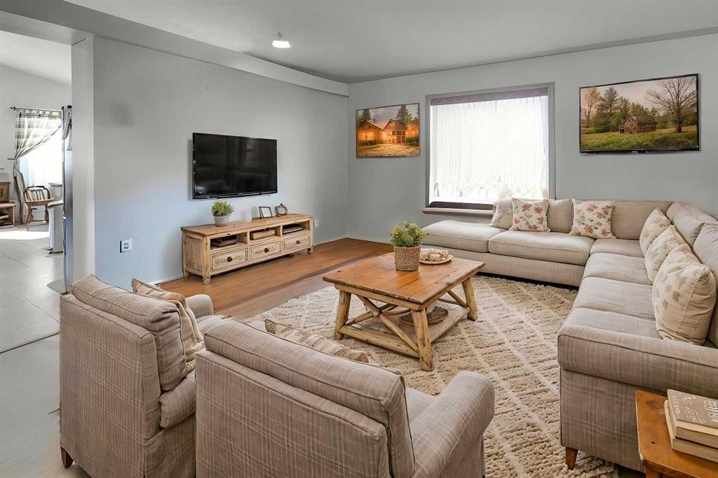 301 9 Street, Beiseker, AB - Indoor Photo Showing Living Room