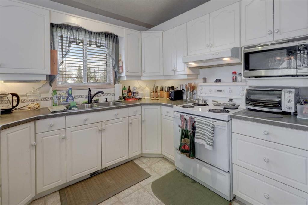 301 9 Street, Beiseker, AB - Indoor Photo Showing Kitchen With Double Sink