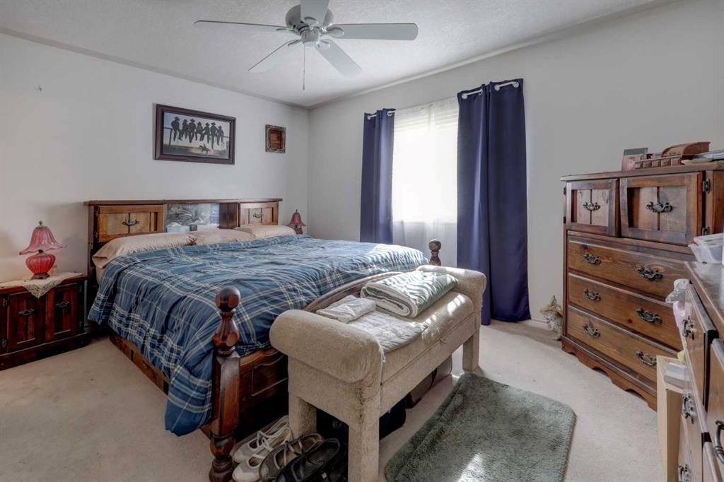 301 9 Street, Beiseker, AB - Indoor Photo Showing Bedroom