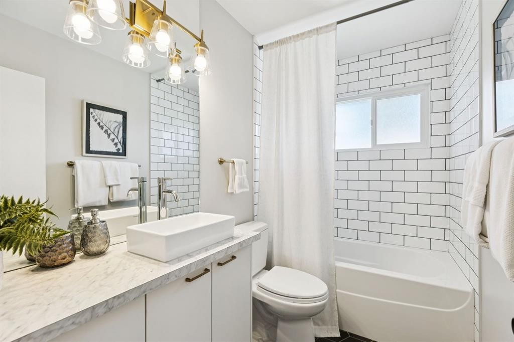 48 Haddock Road Sw, Calgary, AB - Indoor Photo Showing Bathroom