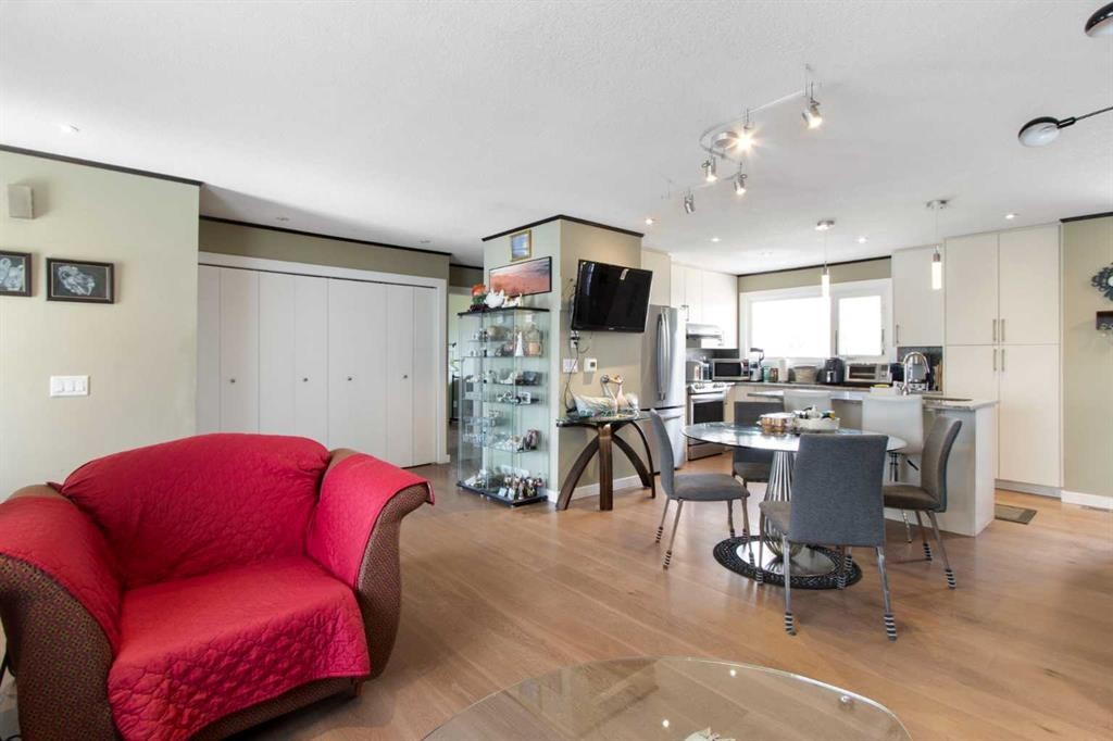 124 Maitland Drive Ne, Calgary, AB - Indoor