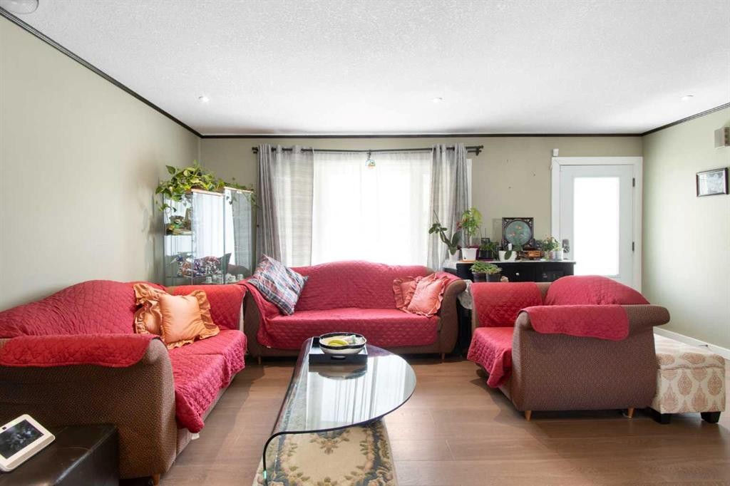 124 Maitland Drive Ne, Calgary, AB - Indoor Photo Showing Living Room