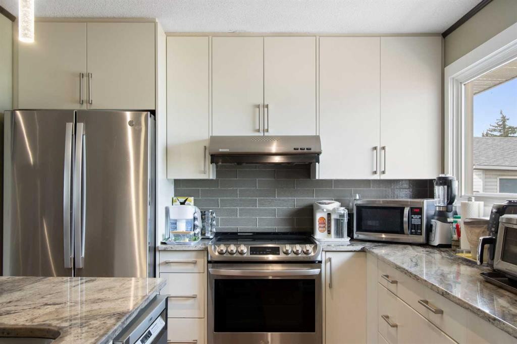 124 Maitland Drive Ne, Calgary, AB - Indoor Photo Showing Kitchen With Stainless Steel Kitchen With Upgraded Kitchen