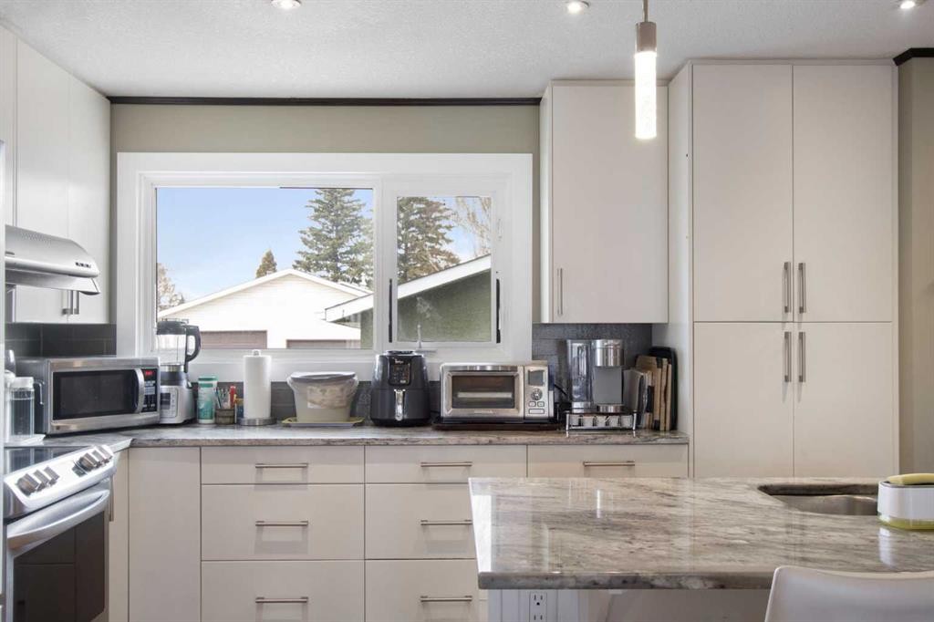 124 Maitland Drive Ne, Calgary, AB - Indoor Photo Showing Kitchen