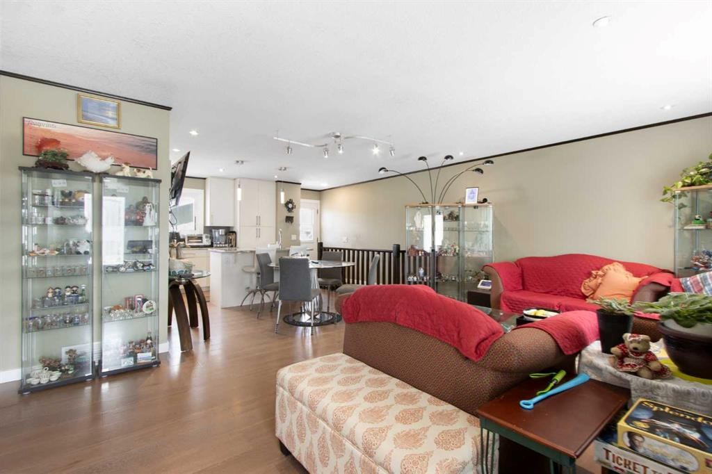 124 Maitland Drive Ne, Calgary, AB - Indoor Photo Showing Living Room