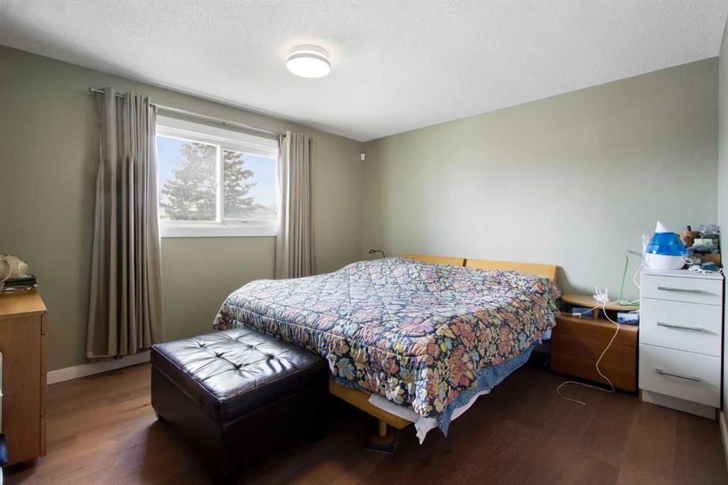 124 Maitland Drive Ne, Calgary, AB - Indoor Photo Showing Bedroom