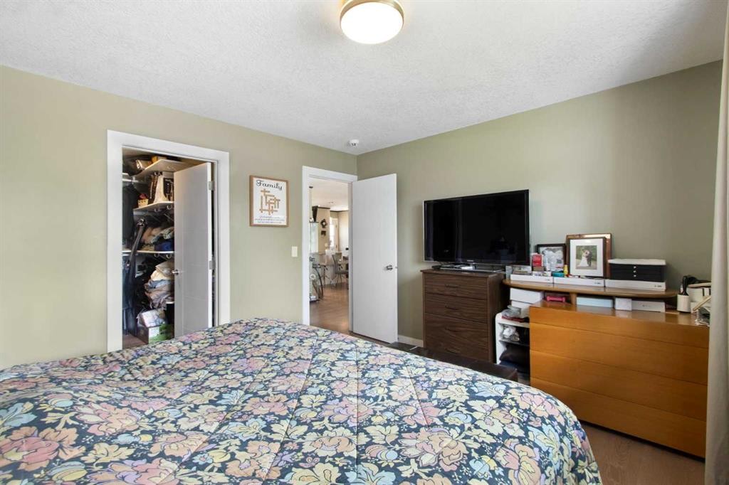124 Maitland Drive Ne, Calgary, AB - Indoor Photo Showing Bedroom